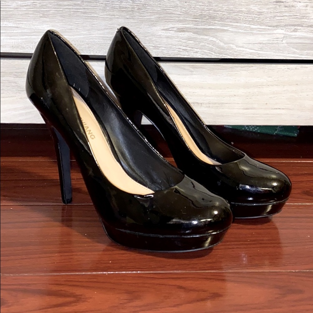 Black pumps